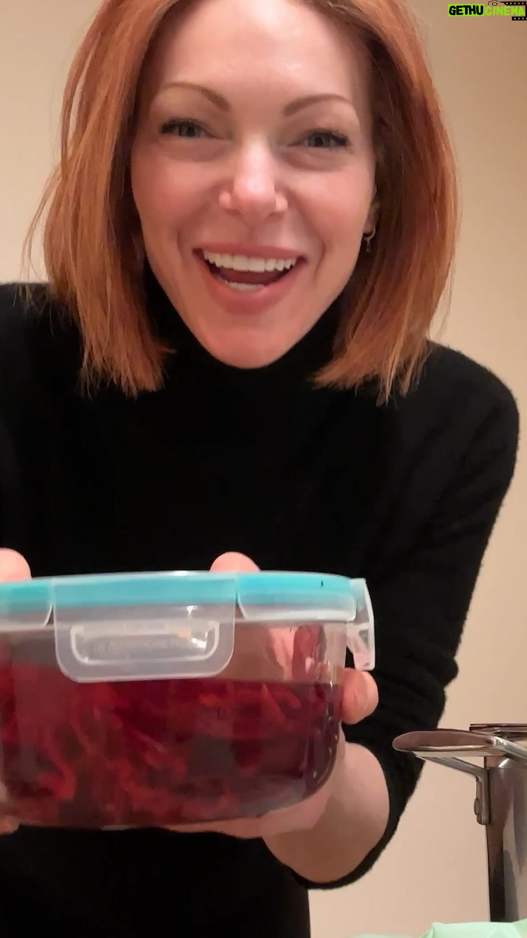 Laura Prepon Instagram - This week, #GetYourPrepOn with me as I make a prep ahead taco salad for my family🌮🥗 With a pickled twist! #PrepOn #TacoSaladTuesday