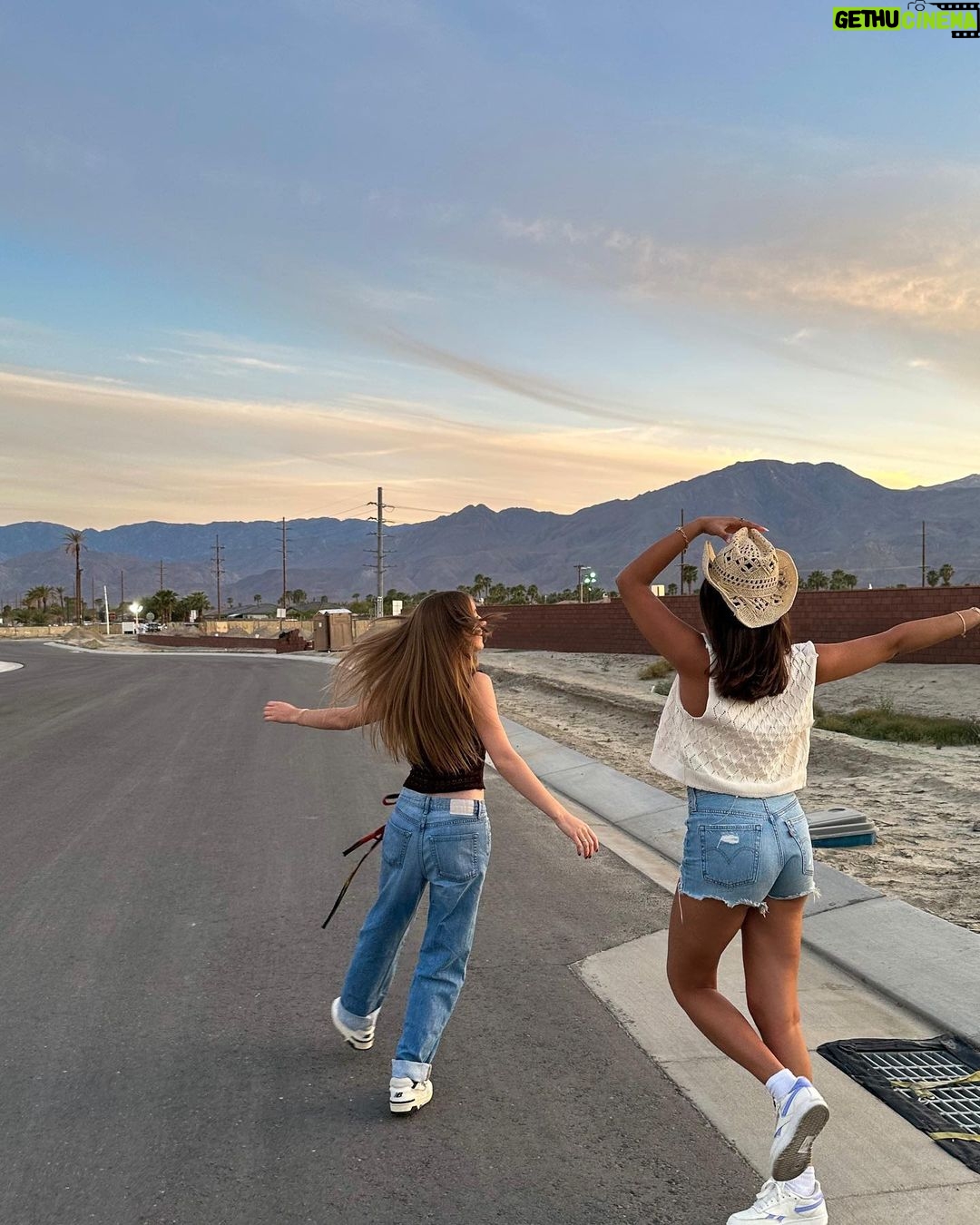 Lauren Orlando Instagram - road trippin’ 🕺 Coachella, California