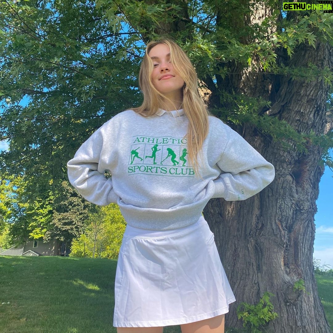 Lauren Orlando Instagram - suuuper sporty 🤸🏼♀️