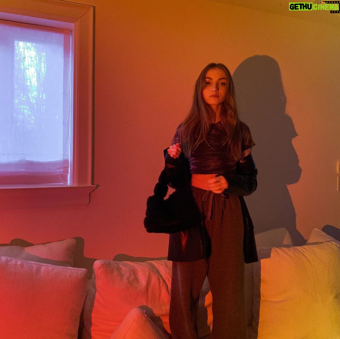 Lauren Orlando Instagram - golden hour... but inside 😃
