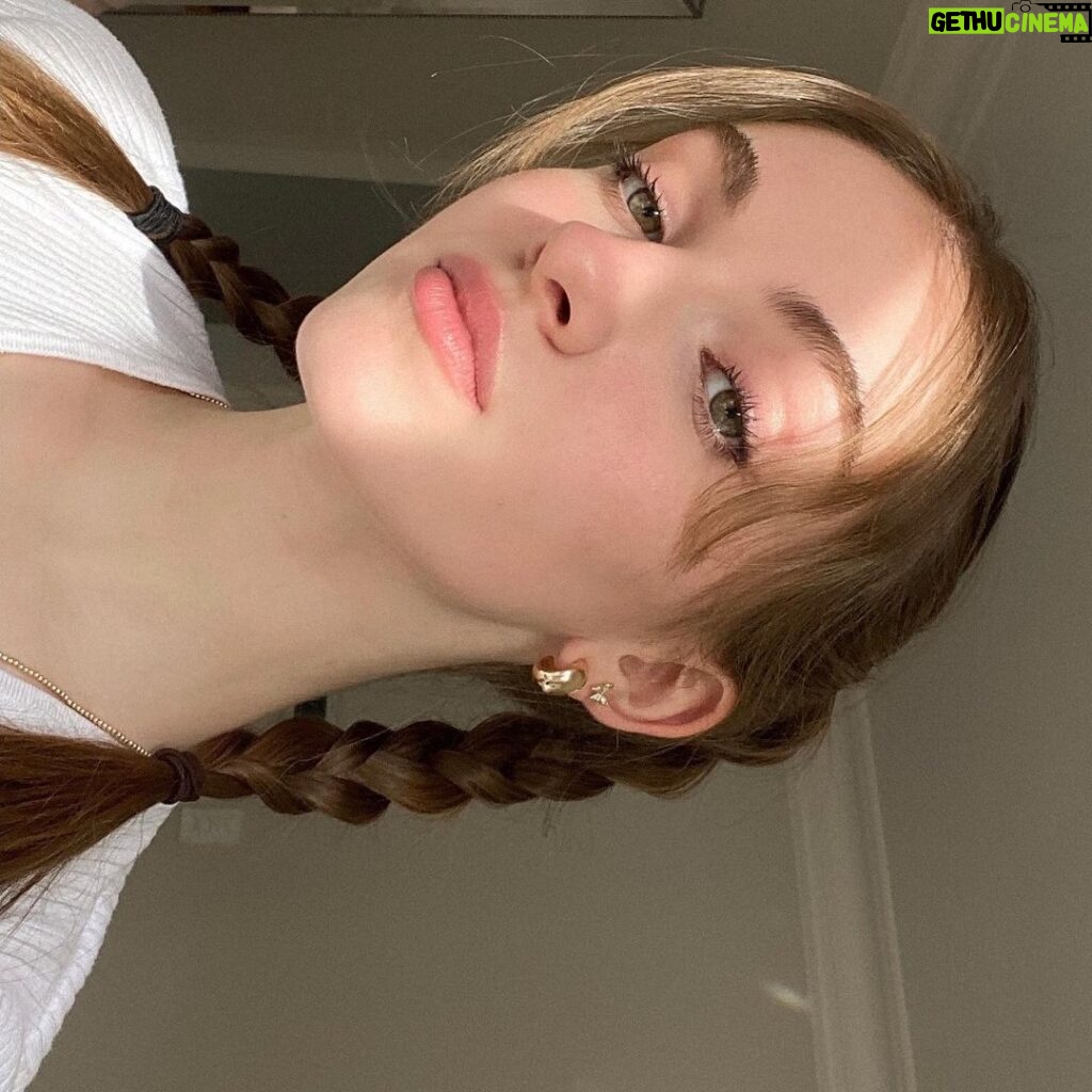 Lauren Orlando Instagram - look i’m sideways