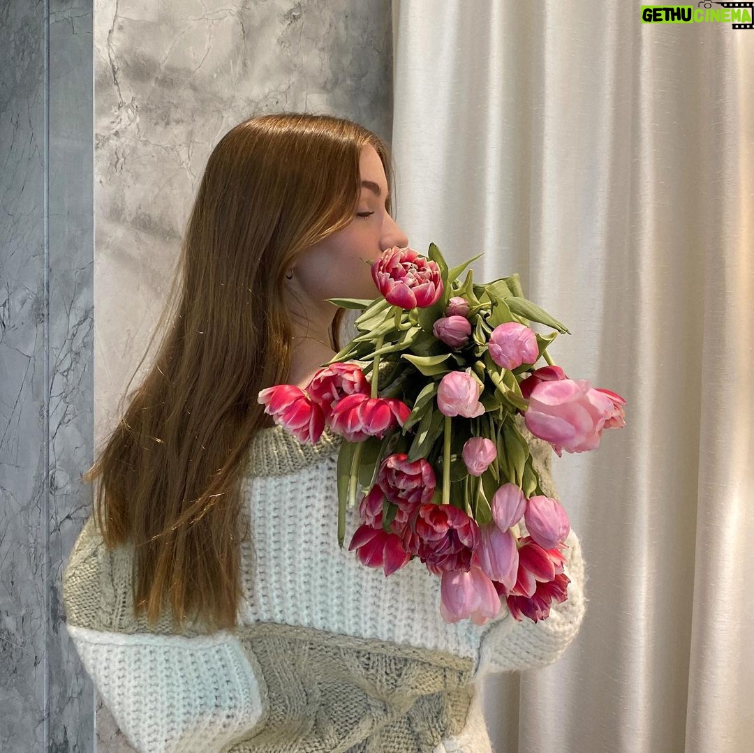 Lauren Orlando Instagram - swipe for a surprise 💐