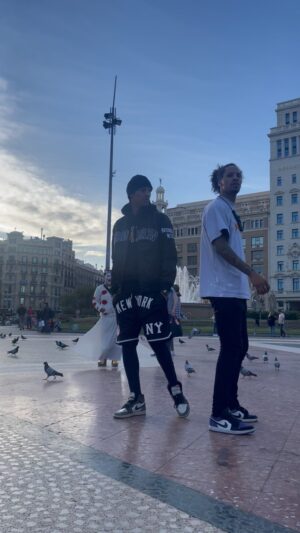 Laurent Bourgeois Instagram - @officiallestwins in #barcelona showing love