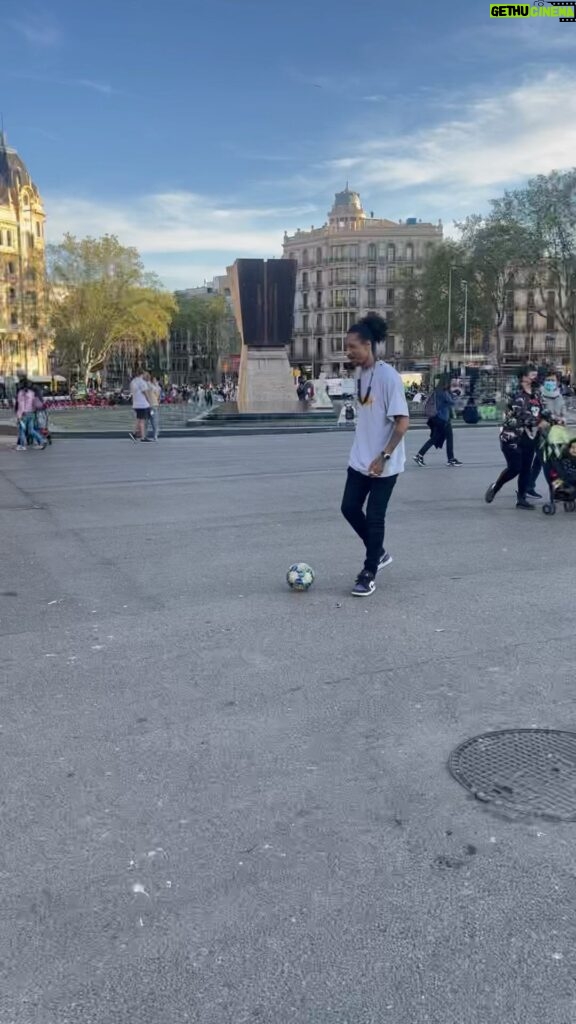 Laurent Bourgeois Instagram - We saw @marianastrukova and @ivan_panchenko12 from #ukraine playing soccer in #barcelona. We took a little break from work and interrupted their game 😂😂..Thank you for letting us play. Too much fun. Plaça d'Espanya, Barcelona
