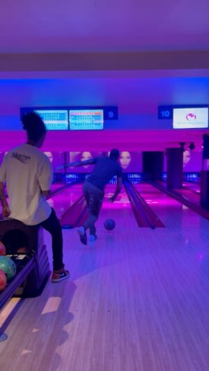 Laurent Bourgeois Instagram - POV: #bowling with @officiallestwins @lestwinson @lestwinsoff and @jlo comes on. #lestwins