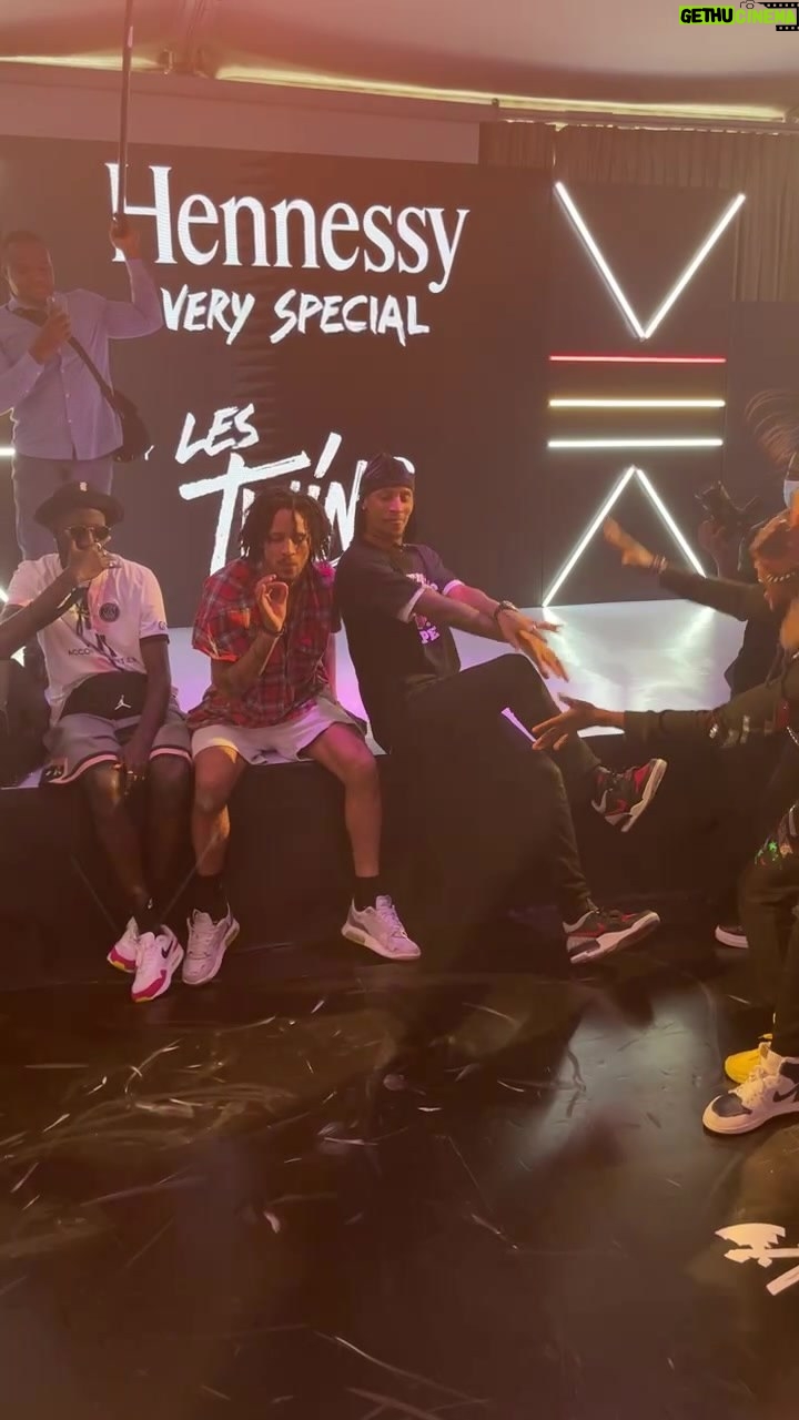 Laurent Bourgeois Instagram - And the Cypher continued… with words of wisdom and pure love at the end. The connection is real. The love is real. Hip hop is alive worldwide #nigeria #lestwins @lestwinsoff @lestwinson @officiallestwins @hennessy @kaffydance