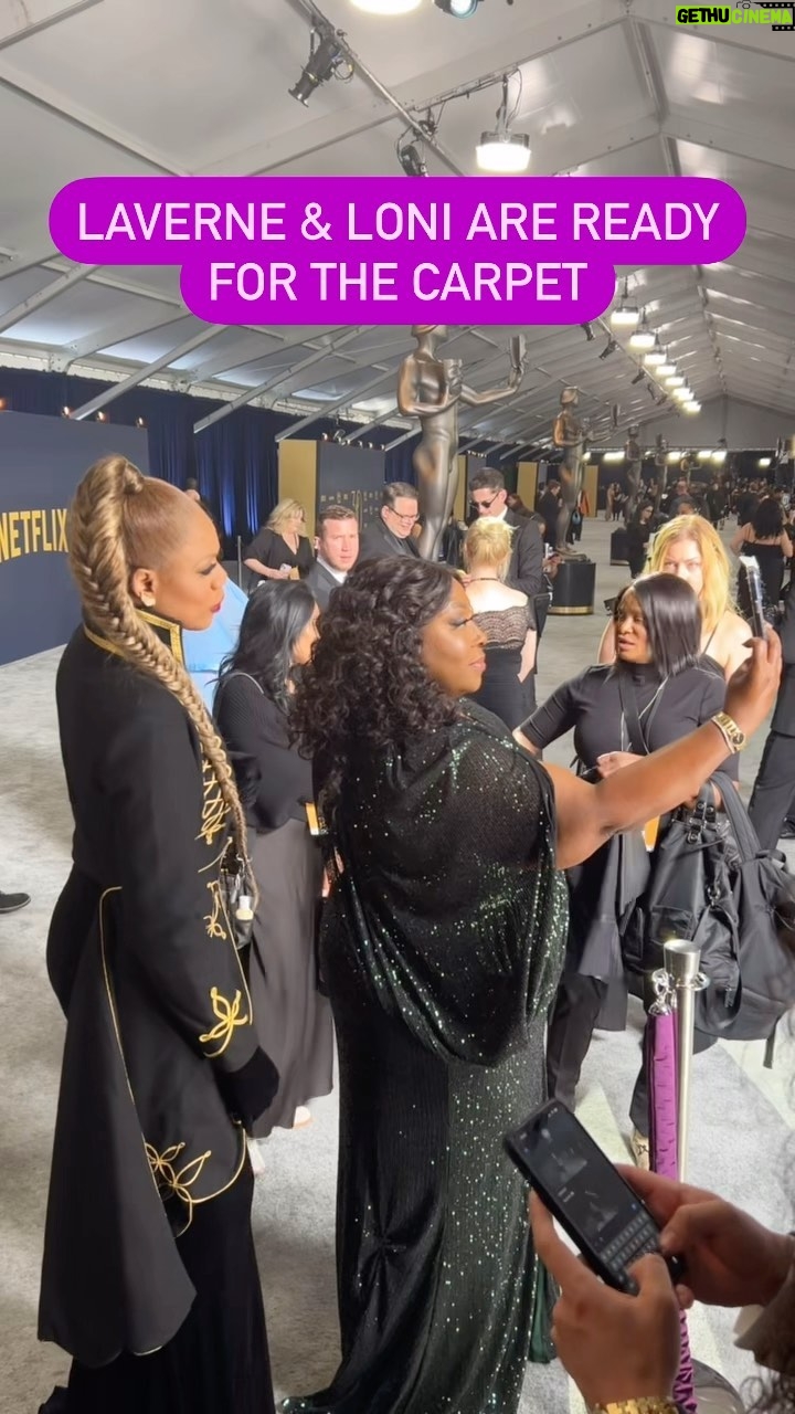Laverne Cox Instagram - But first, let me take a selfie with @lavernecox & @comiclonilove 🤳 #SAGAwards #LiveFromE