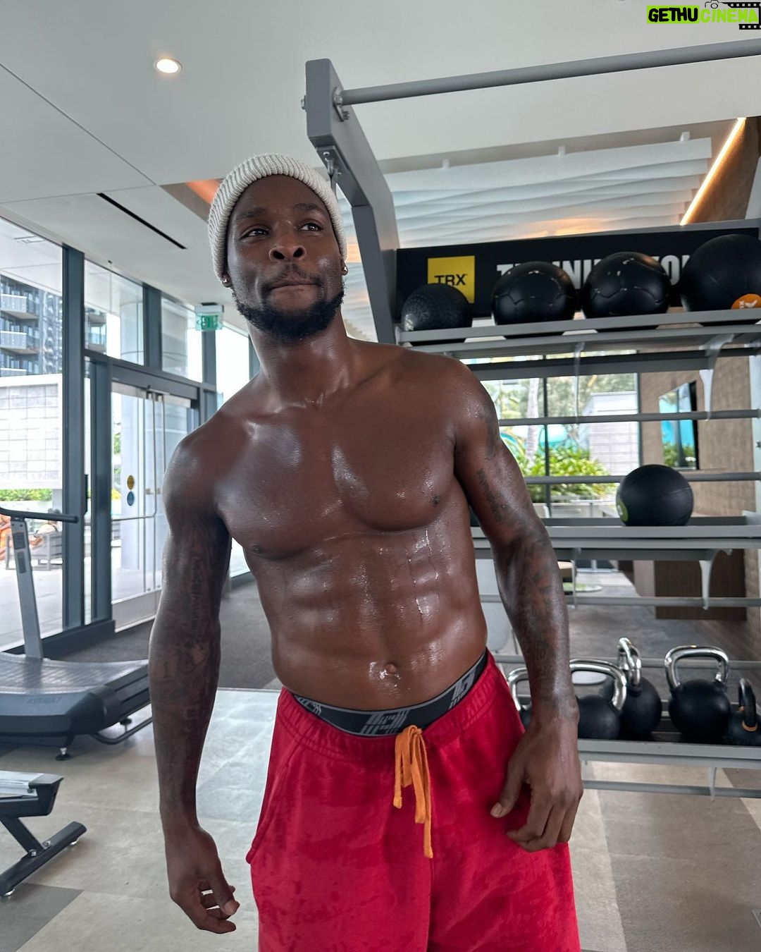 Le'Veon Bell Instagram - ya boy gettin skkkrrronnggg βΌοΈπ€πͺπΎπ₯ Los Angeles, California