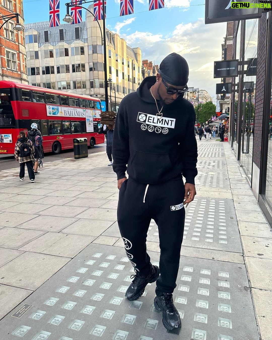 Le'Veon Bell Instagram - Iām never outta my element šššØ @elmnt4_ Bond Street