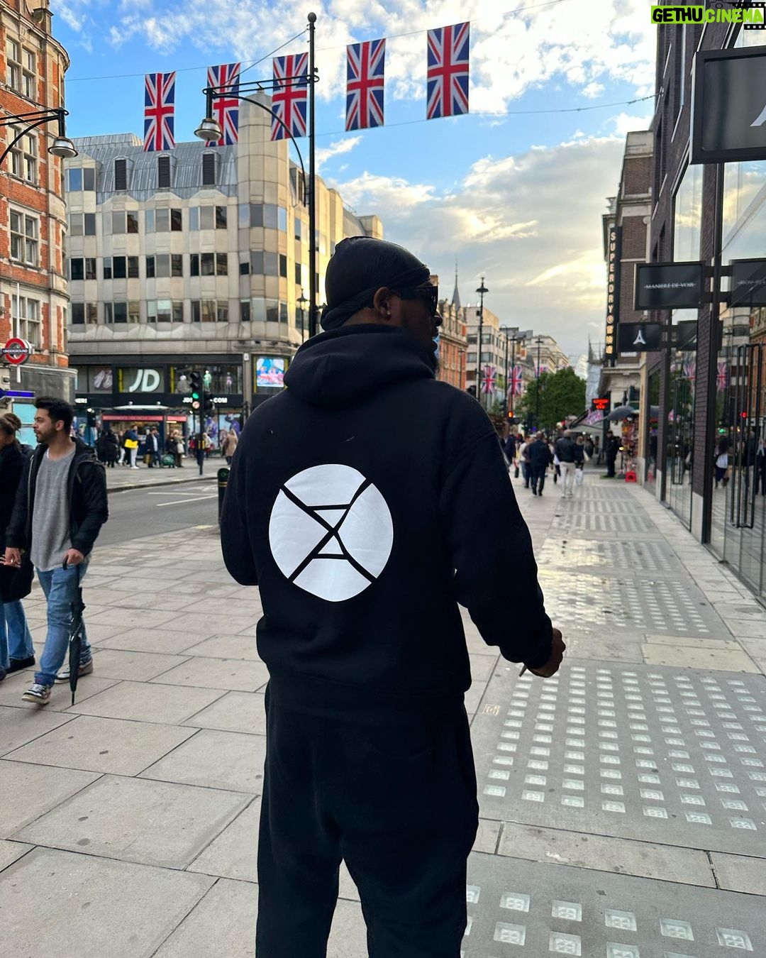 Le'Veon Bell Instagram - Iām never outta my element šššØ @elmnt4_ Bond Street