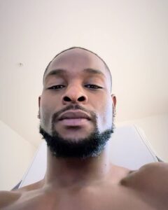 Le'Veon Bell Instagram - I said it would be a scary site, a horror flick, a scary movie, a THRILLER & it turned out to be EXACTLY that … @jmx a tough tough fighter, much respect to him … people don’t understand how much it takes to step into the boxing ring … the dedication, the hard work, & the sacrifice it takes to do this is unmatched so hold your head up HIGH bro … we put on a show for the people 🙏🏾 (PS American football is the REAL football) 😅😅😅 @onlyfans @getfliff