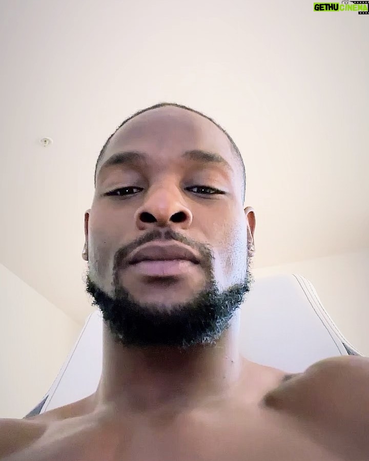 Le'Veon Bell - 54.7K Likes - I said it would be a scary site, a horror flick, a scary movie, a THRILLER & it turned out to be EXACTLY that … @jmx a tough tough fighter, much respect to him … people don’t understand how much it takes to step into the boxing ring … the dedication, the hard work, & the sacrifice it takes to do this is unmatched so hold your head up HIGH bro … we put on a show for the people 🙏🏾 (PS American football is the REAL football) 😅😅😅 @onlyfans @getfliff