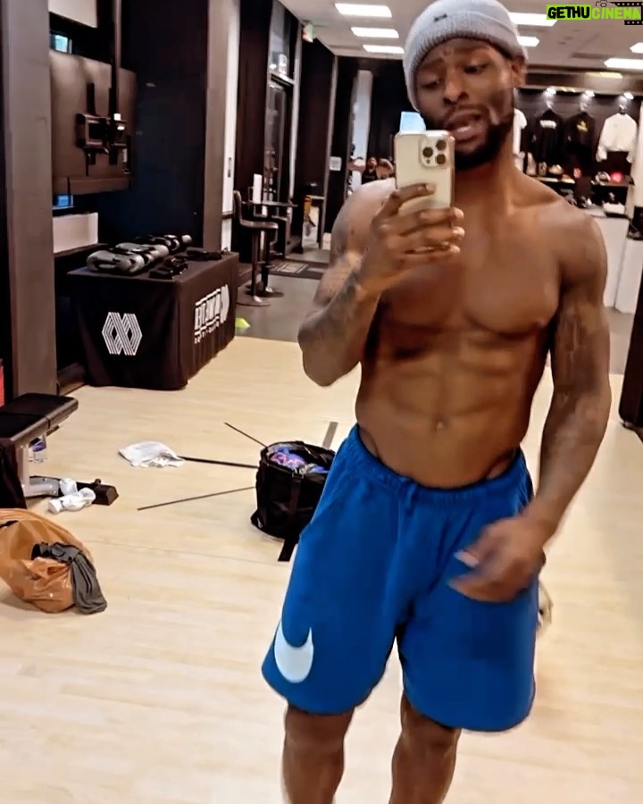 Le'Veon Bell Instagram - April 21st, its all about ME … its Me vs Me … LeVeon vs LeVeon!! I wouldn’t care WHO was in the ring with me April 21st, I’m confident in knowing they gettin beat tf up… it just so happen to be Joel Morris! aye @mf_daznxseries @daznboxing @misfitsboxing we exactly 3 weeks away from judgement day ‼️‼️ I hope you’re prepared for a show 💥🥊📺🍿👀