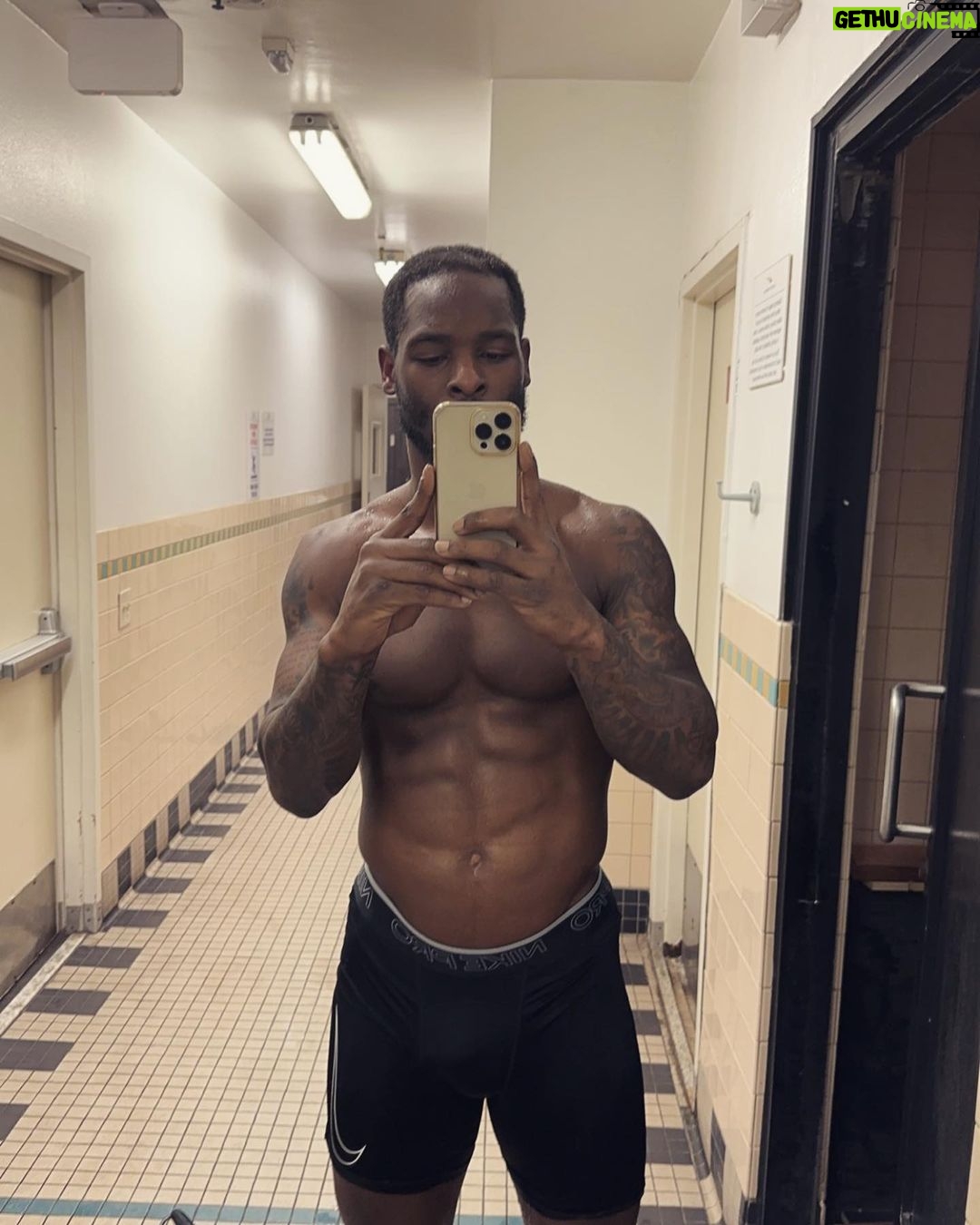 Le'Veon Bell Instagram - April 21st, its all about ME … its Me vs Me … LeVeon vs LeVeon!! I wouldn’t care WHO was in the ring with me April 21st, I’m confident in knowing they gettin beat tf up… it just so happen to be Joel Morris! aye @mf_daznxseries @daznboxing @misfitsboxing we exactly 3 weeks away from judgement day ‼️‼️ I hope you’re prepared for a show 💥🥊📺🍿👀