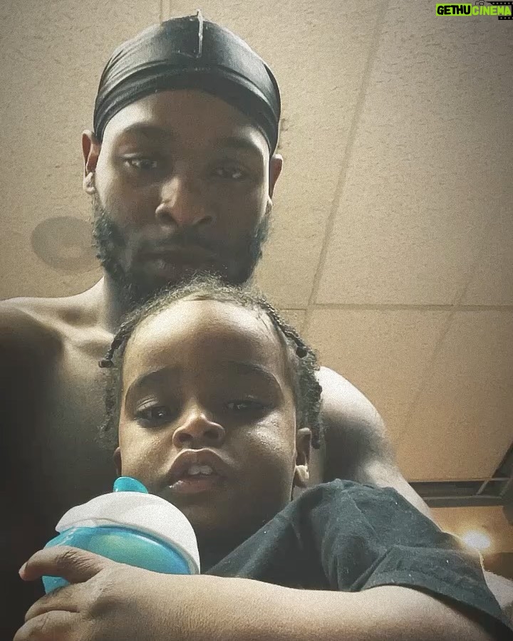 Le'Veon Bell - 75.3K Likes - last post of 2022 (bittersweet cuz time is FLYING)… may 2023 bring nothing but love, compassion, & positive vibes 🙏🏾🖤✨ HAPPY NEW YEAR EVERYONE 🎊🎆🎈