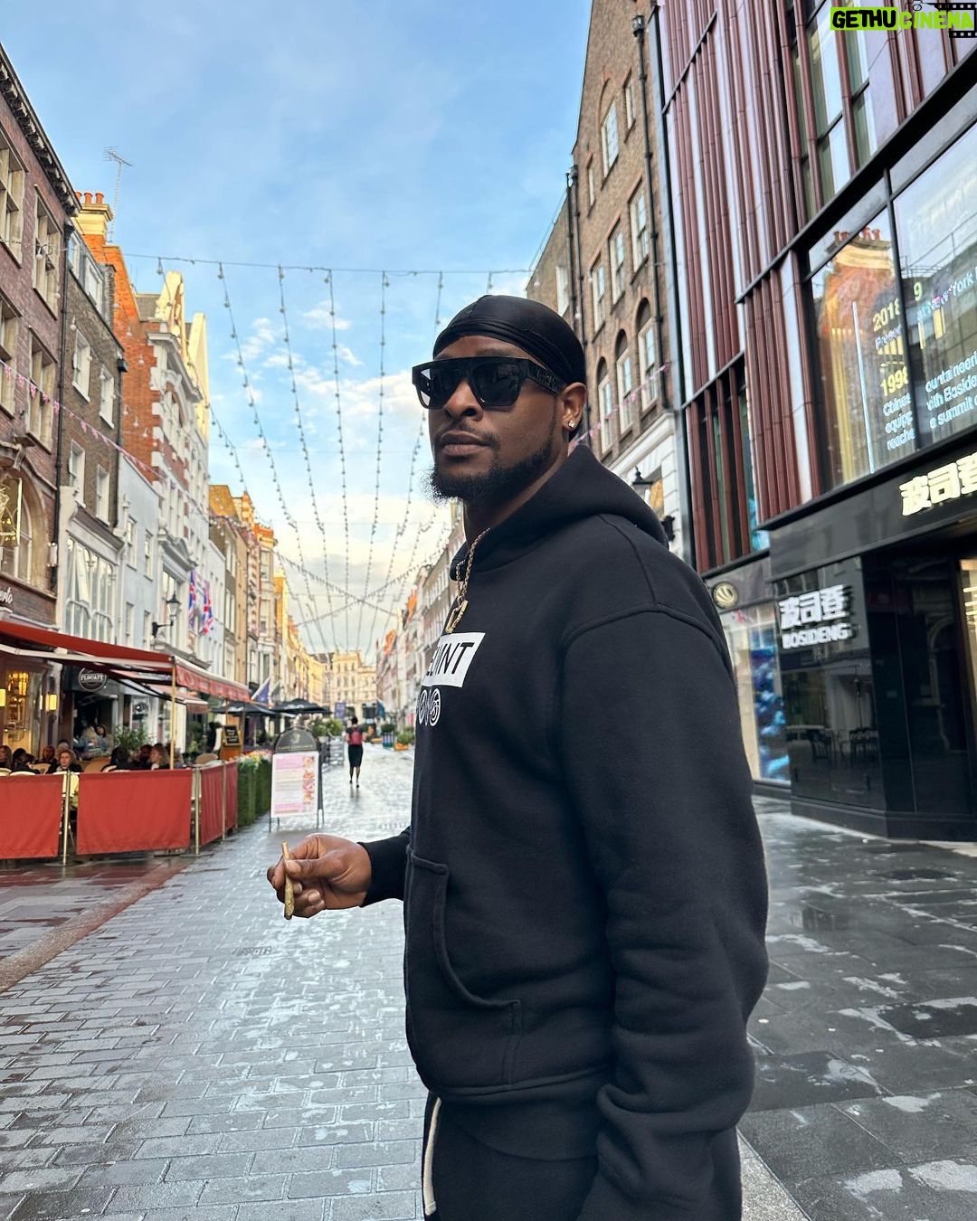 Le'Veon Bell Instagram - Iām never outta my element šššØ @elmnt4_ Bond Street