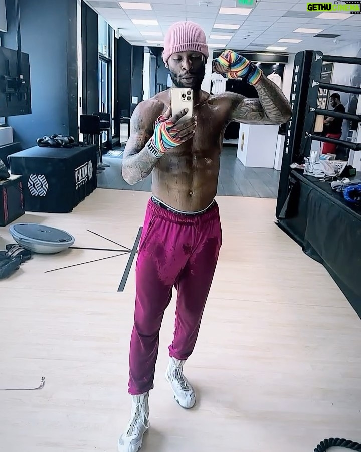 Le'Veon Bell Instagram - in 9 days, I get to show EVERYBODY I am DIFFERENT in that ring … & I legitimately hate tlkin about it, cause all fighters say the same sh*t whether they actually believe in themselves or not just to promote their fight, but THIS ain’t THAT … don’t worry bout it tho, you’ll see April 21st, just don’t be late 🙏🏾💥🥊 #JMXBell