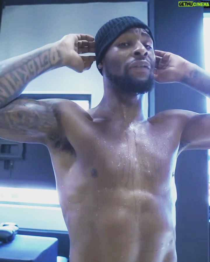 Le'Veon Bell Instagram - April 21st, its all about ME … its Me vs Me … LeVeon vs LeVeon!! I wouldn’t care WHO was in the ring with me April 21st, I’m confident in knowing they gettin beat tf up… it just so happen to be Joel Morris! aye @mf_daznxseries @daznboxing @misfitsboxing we exactly 3 weeks away from judgement day ‼️‼️ I hope you’re prepared for a show 💥🥊📺🍿👀