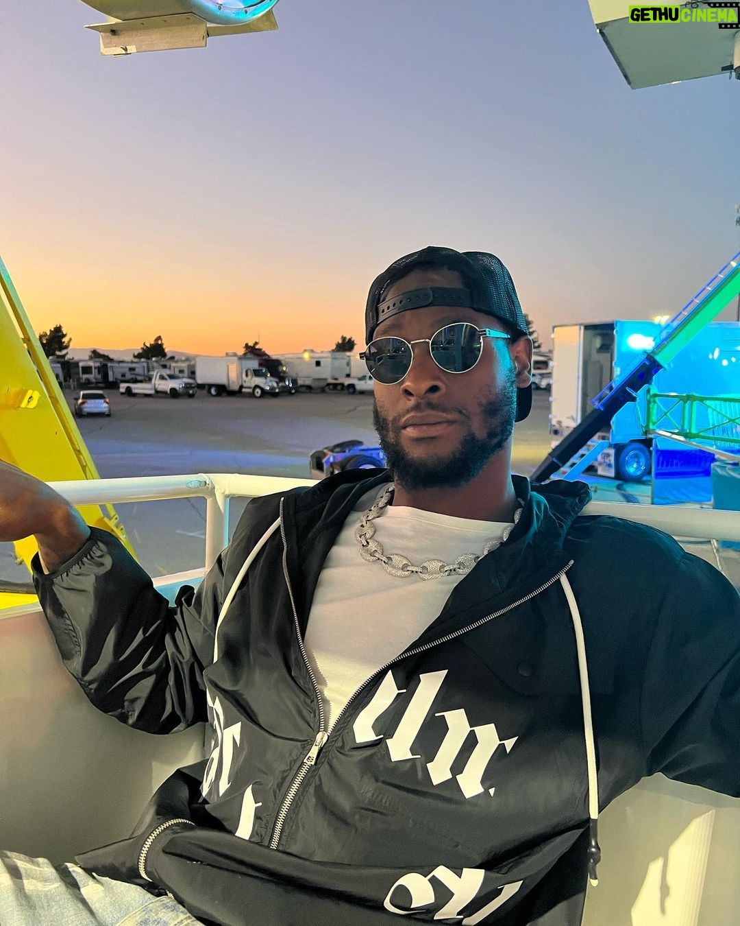 Le'Veon Bell Instagram - maybe I should model instead of box π€ππ but be honest, how I look? & better not say βlike a damn snitchβ ππ