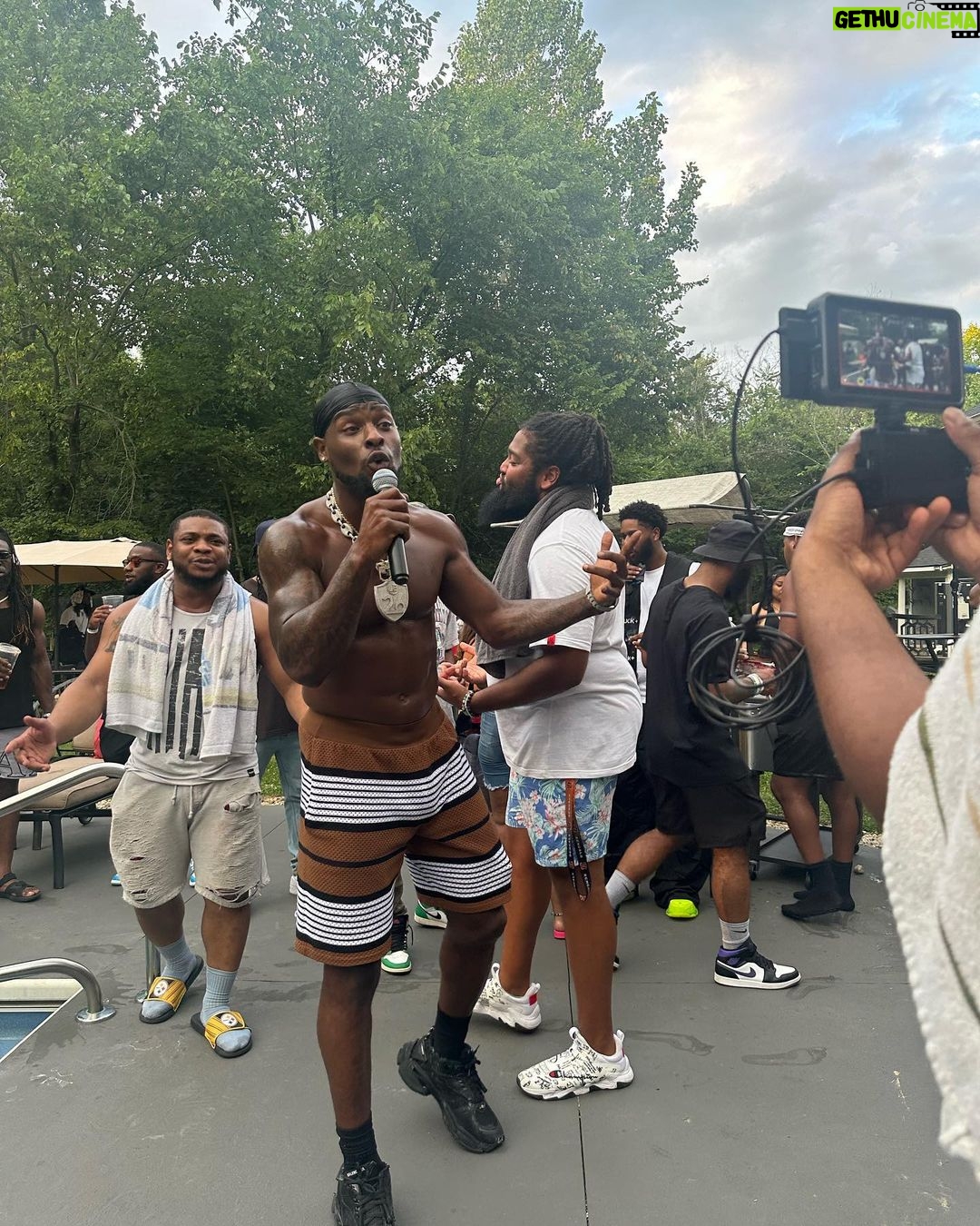 Le'Veon Bell Instagram - MY SINGLE RELEASE PARTY WAS A SUCCESS ‼️ I COULD NOT DO IT WITHOUT THE PEOPLE CLOSEST TO ME FOR ALL THE SUPPORT & WITHOUT ALL THE FANS ‼️ I ENCOURAGE EVERYONE TO CONTINUE TO “MAKE IT BOOM” I LOVE YOU ALL, THANK YOU SO MUCH, I CANT EXPLAIN TO YOU HOW MUCH IT ALL MEANS TO ME 🥹😩😊🗣️🙌🏾🙏🏾🤍