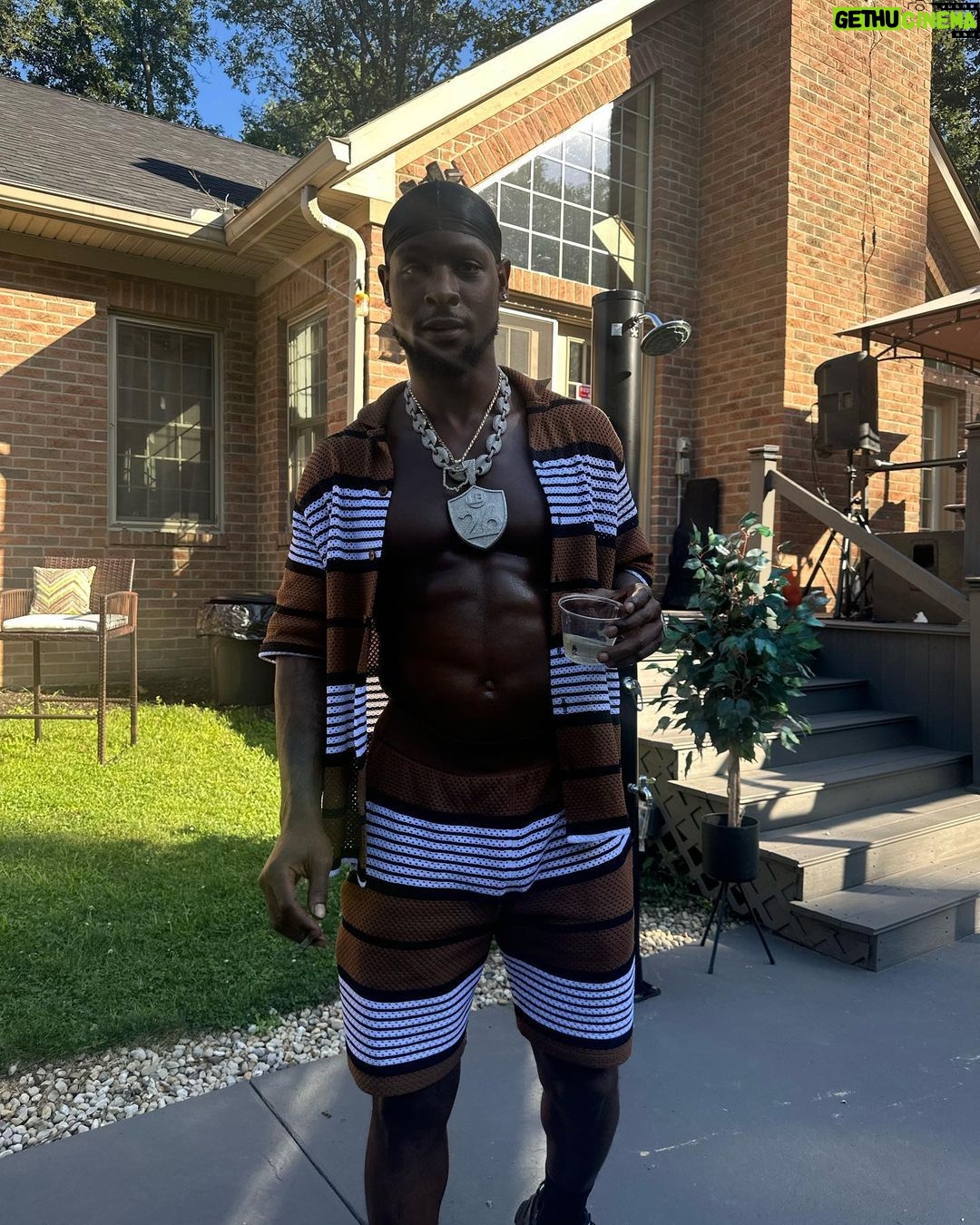 Le'Veon Bell Instagram - MY SINGLE RELEASE PARTY WAS A SUCCESS ‼️ I COULD NOT DO IT WITHOUT THE PEOPLE CLOSEST TO ME FOR ALL THE SUPPORT & WITHOUT ALL THE FANS ‼️ I ENCOURAGE EVERYONE TO CONTINUE TO “MAKE IT BOOM” I LOVE YOU ALL, THANK YOU SO MUCH, I CANT EXPLAIN TO YOU HOW MUCH IT ALL MEANS TO ME 🥹😩😊🗣️🙌🏾🙏🏾🤍