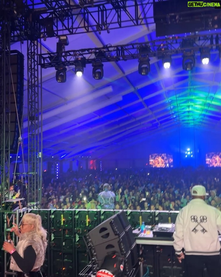 Le'Veon Bell Instagram - The Super bowl was CRAZYYY, I performed at the Maxim Party, I opened up for 50 Cent & 21 Savage, I must say Vegas was a VIBE .. football & music coming together 🚀🚀