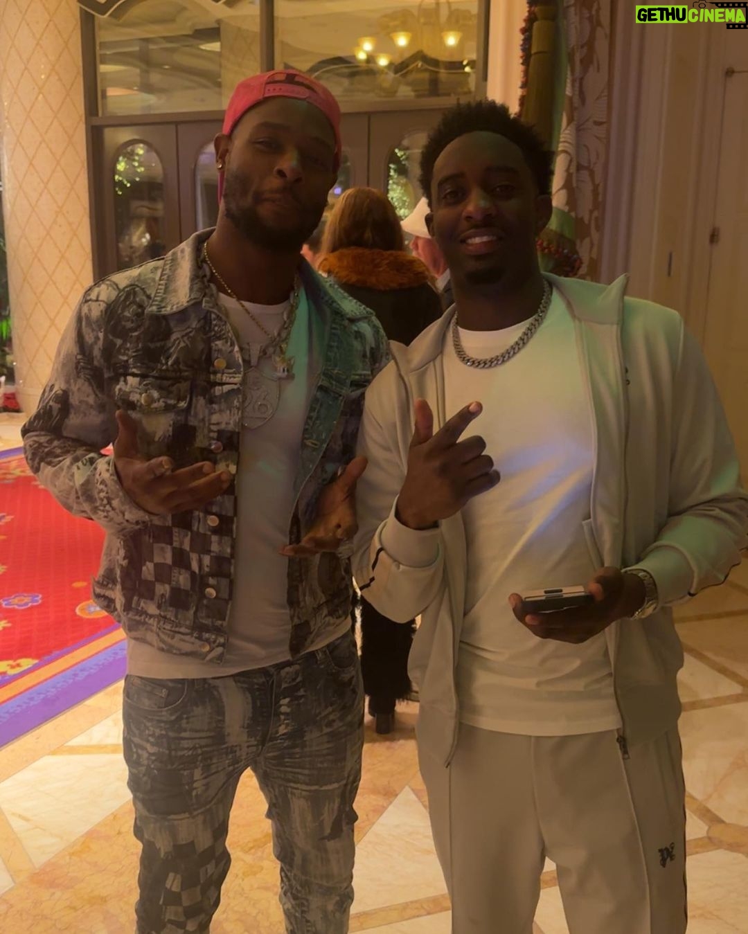 Le'Veon Bell Instagram - The Super bowl was CRAZYYY, I performed at the Maxim Party, I opened up for 50 Cent & 21 Savage, I must say Vegas was a VIBE .. football & music coming together 🚀🚀
