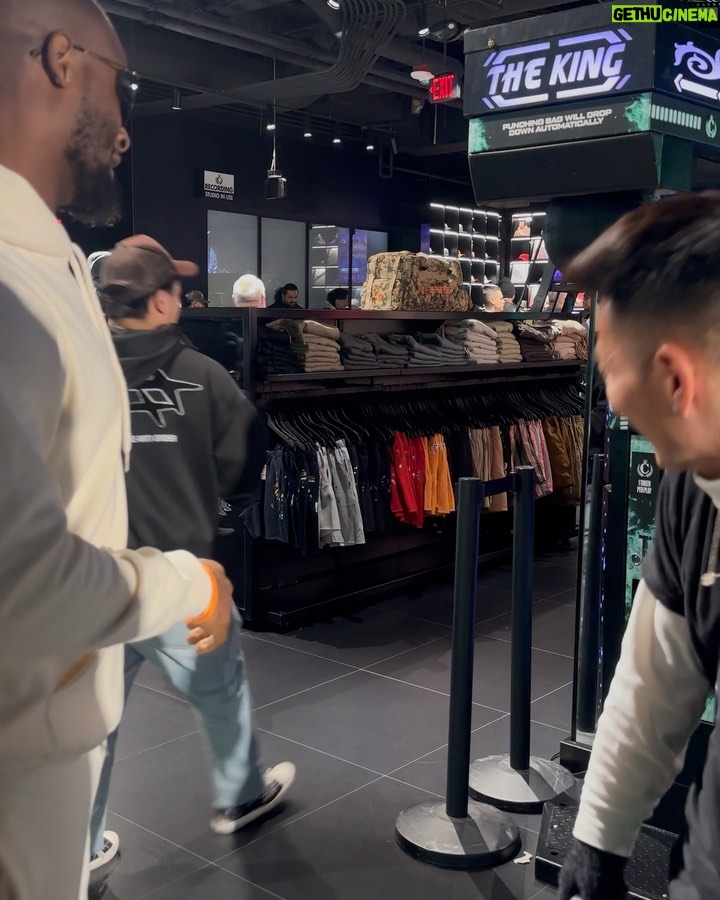 Le'Veon Bell Instagram - The Super bowl was CRAZYYY, I performed at the Maxim Party, I opened up for 50 Cent & 21 Savage, I must say Vegas was a VIBE .. football & music coming together 🚀🚀