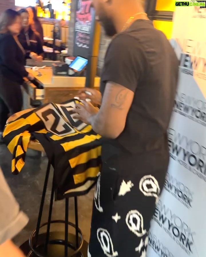 Le'Veon Bell Instagram - The Super bowl was CRAZYYY, I performed at the Maxim Party, I opened up for 50 Cent & 21 Savage, I must say Vegas was a VIBE .. football & music coming together 🚀🚀