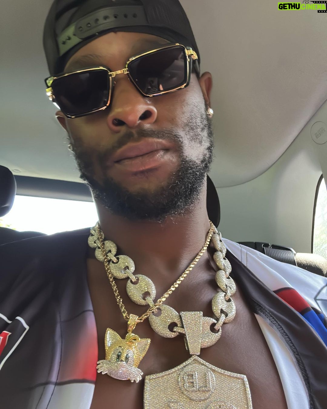 Le'Veon Bell Instagram - IβM SO THANKFUL ππΎππΎπ€ HAPPY THANKSGIVING TO YOU βΌοΈ thereβs many many things for me to be thankful for, I could make a list for DAYS honestly β¦ but iβm just gonna name one so I can hear yours next π Life .. I feel as humans we take life for granted at times but LITERALLY tomorrow is no guarantee .. so Iβm thankful for all the ups & downs, the joy, the happiness, the excitement that life brings .. I also embrace any sadness, or frustration, the disappointment that comes with LIFE because itβs formed me into the person I am today .. Iβm just tremendously thankful for EVERYTHING that LIFE has taught me ππΎ now itβs your turn, I wanna hear π½π½π½π½π½π½π½π½π½π½