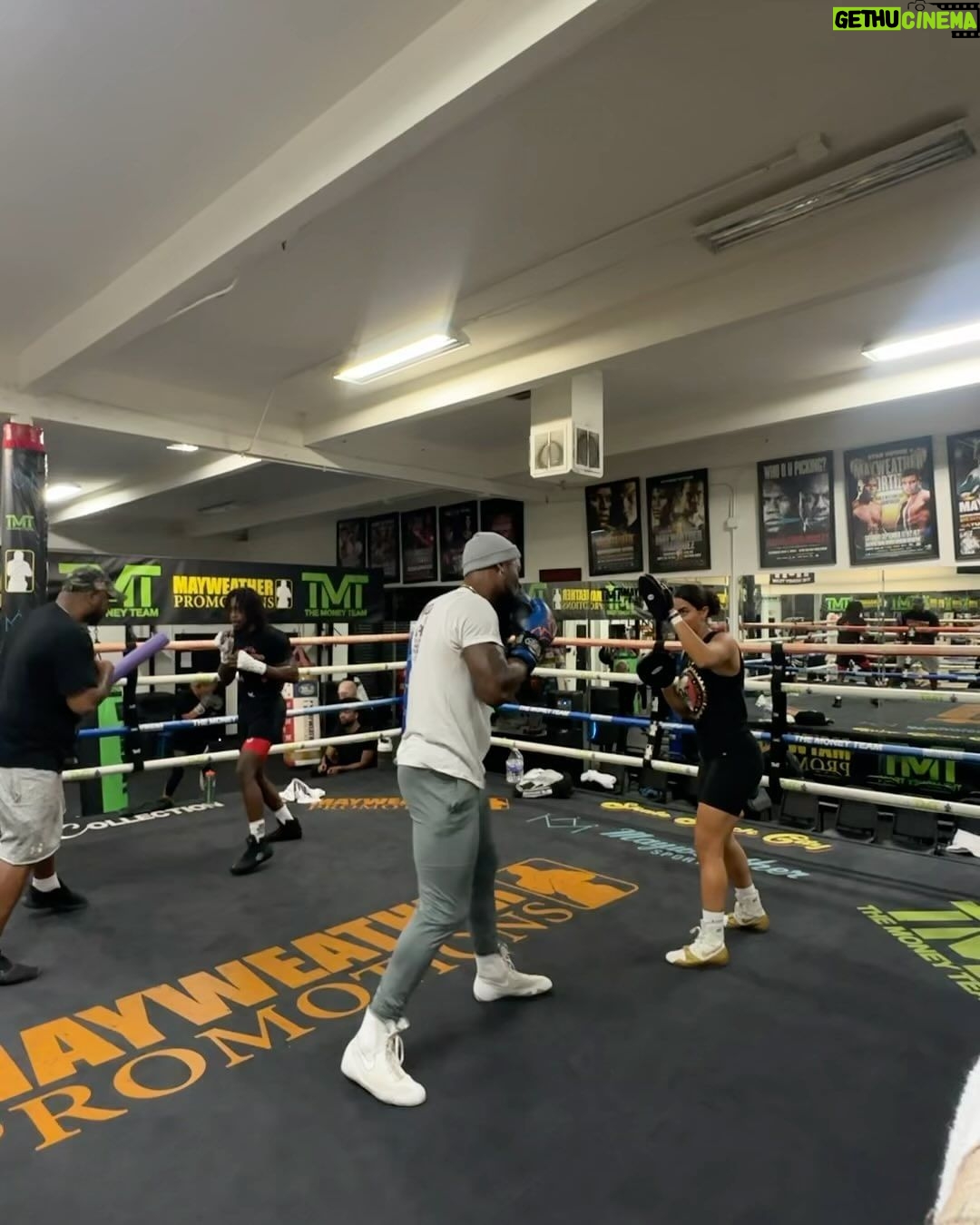 Le'Veon Bell Instagram - GOT TO WORKOUT IN THE 🐐’s GYM TODAY ‼️🚀😤🔥 Las Vegas, Nevada
