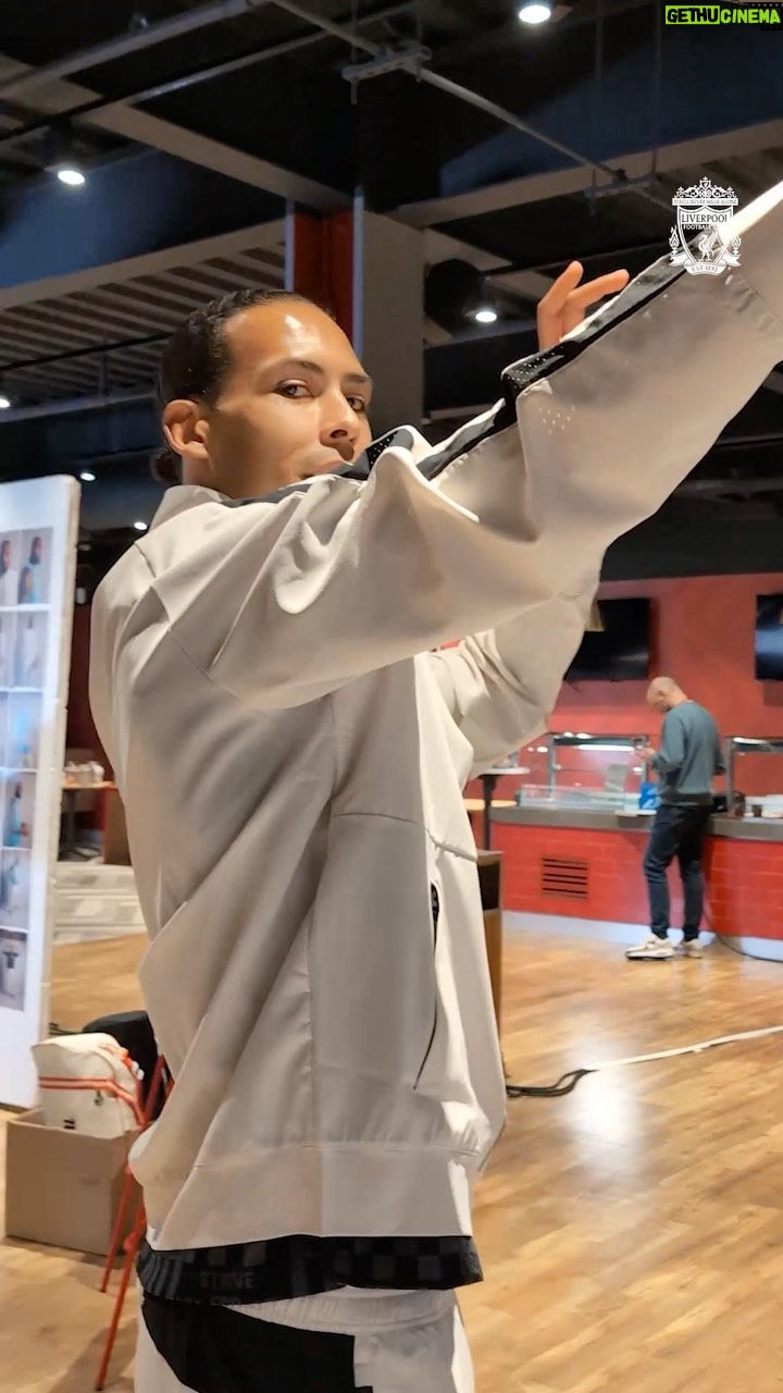 LeBron James Instagram - โThis is impossible!โ ๐ We put the Redsโ basketball skills to the test at our recent LFC x LeBron shoot ๐