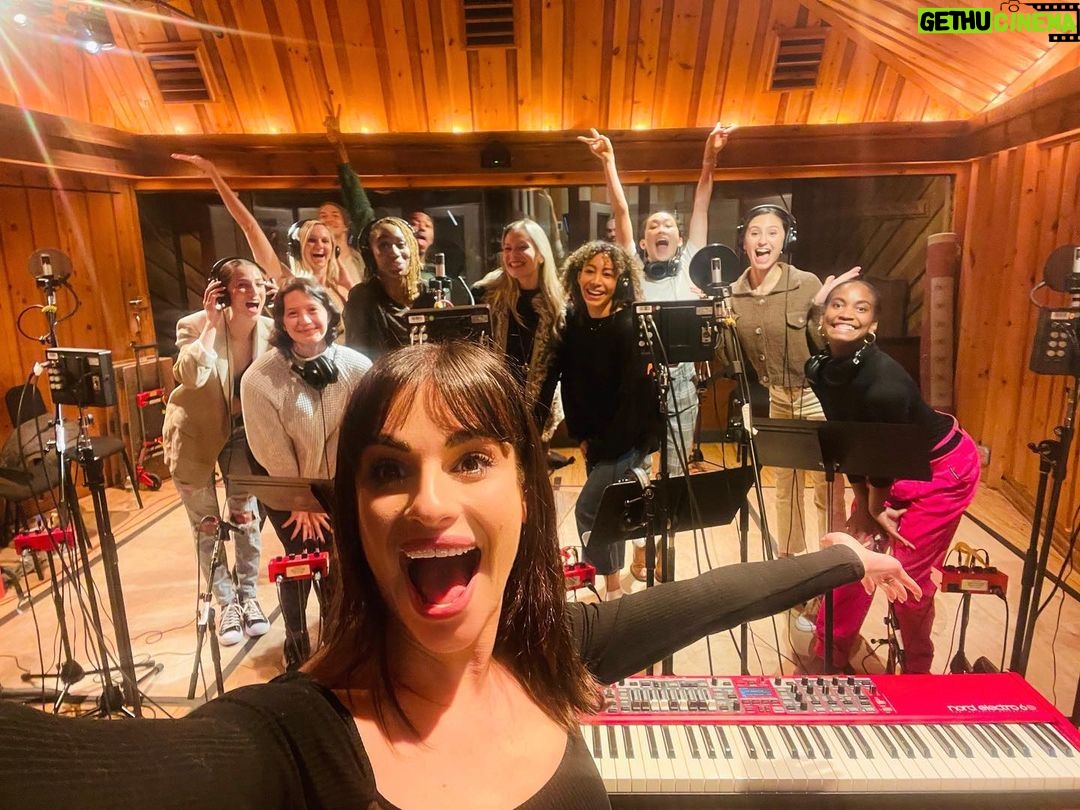 Lea Michele Instagram - One of my favorite pics with the girls from our @funnygirlbwy album recording! 🎶