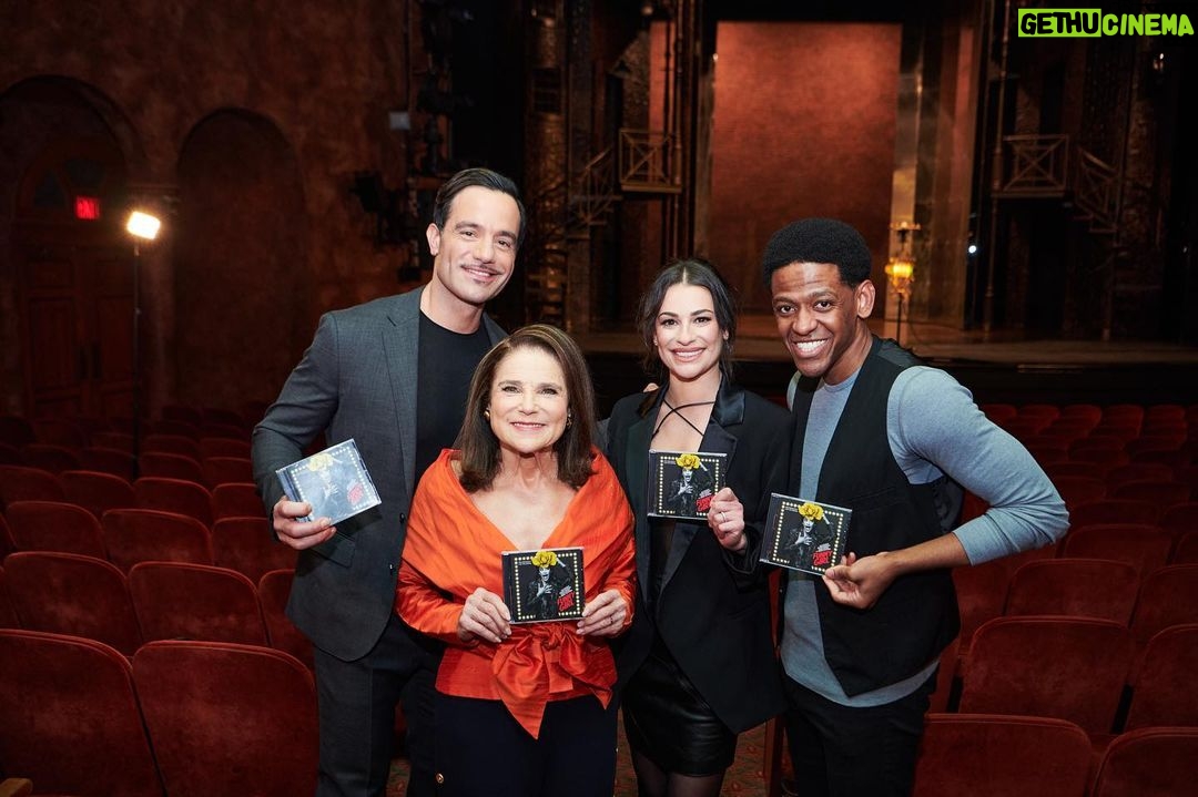 Lea Michele Instagram - Thank you so much to everyone who came out for our cast album signing yesterday! @funnygirlbwy 💿🎶 (📸 @jennyandersonphoto )