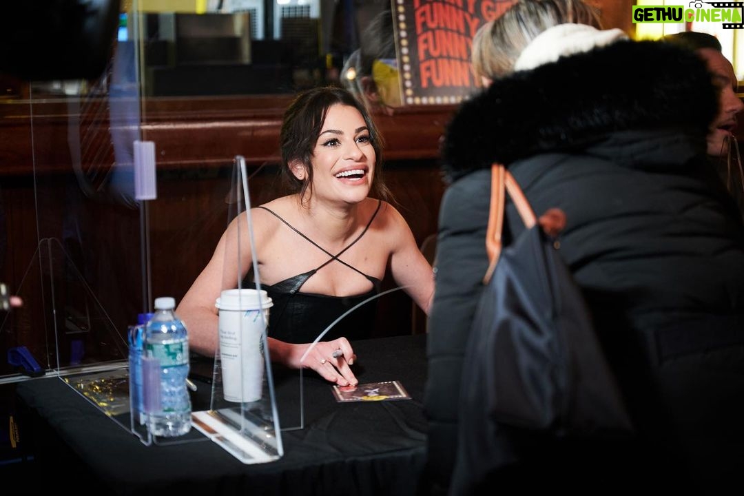 Lea Michele Instagram - Thank you so much to everyone who came out for our cast album signing yesterday! @funnygirlbwy 💿🎶 (📸 @jennyandersonphoto )