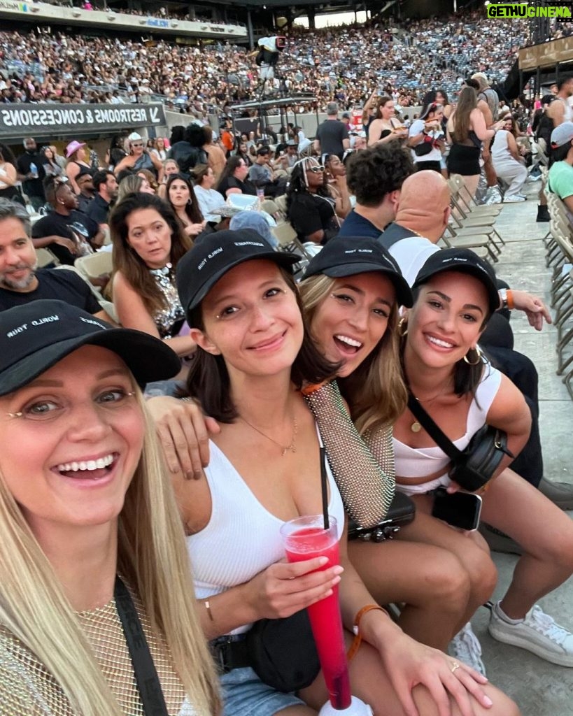 Lea Michele Instagram - Just four Funny Girls living their best lives at BEYONCE!!!!