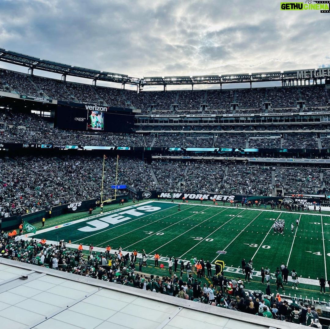 Lea Michele Instagram - Thank you for having us @nyjets we had so much fun! Especially my dad your biggest fan! 🏈