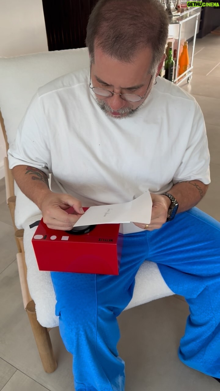 Leandro Hassum Instagram - Poxa muito obrigado @netflix @netflixbrasil pela confiança e sim que venham muitas histórias. Boas festas para essa família que tenho a honra de fazer parte. @tedsarandos @pacoramosq @elisabettazenatti @belabajaria thanks for The partnership and happy holidays 🙏🏻
