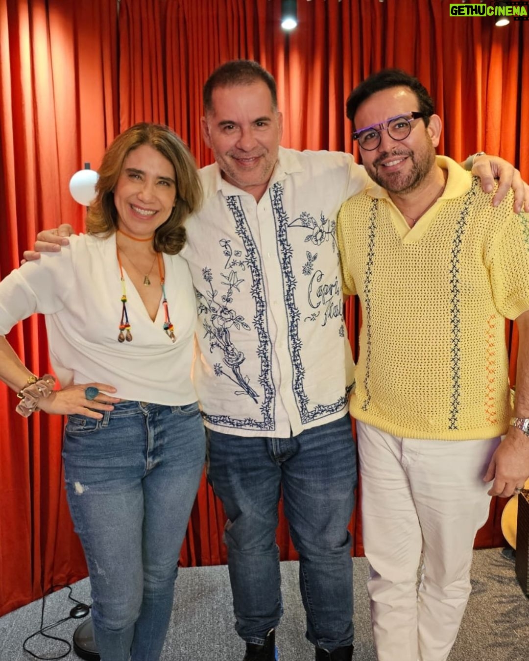 Leandro Hassum Instagram - Sabe quando vc realiza um sonho?Ser entrevistado em um podcast que vc respeita, por alguém que vc é completamente encantado? Pois é, sábado foi assim. Eu fui entrevistado pela minha ídola @anabeatriz11 e pelo @alexpsicologo que tenho uma tremenda admiração e respeito. E para fechar o fim de semana ela, ele e todo o time do @podpeople_ foram me assistir no teatro. Não preciso nem dizer que fiquei mega nervoso. É sempre assim, quando sei que tem na plateia alguém que sou fã e apaixonado. Bia ( ela me deixou chamá-la assim) minha admiração só aumentou. Vc vão ter o prazer de me ver babando por ela num papo maravilhoso que tivemos. Quero revanche!!! Como vc disse. #muito amor ❤️Você é incrível. Aliás que time incrível.