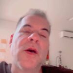 Leandro Hassum Instagram – Eu deveria te colocar num pedestal todos os dias da minha vida. Desculpa se as vezes no corre corre da vida me deixo levar e não falar da mulher incrível e única que vc é. Te amo @kakahassum Como combinado a tradução. 
É incrível como você pode falar certo (acalmar) meu coração
Sem dizer uma palavra, você pode clarear a escuridão
Tente como eu, eu nunca posso explicar
O que eu ouço quando você não diz uma palavra

O sorriso em seus olhos me deixa saber que você precisa de mim
Existe uma verdade em seus olhos dizendo que você nunca me deixará.
O toque de suas mãos diz que você me levantará onde quer que eu caia.
Você diz o melhor (diz o melhor) quando não diz nada.

Durante todo dia eu posso ouvir pessoas falando excessivamente alto
Mas quando você me segura perto, você destróI a multidão
Tente como eles, eles nunca poderem definir
O que foi dito entre o seu coração e o meu.

O sorriso em seus olhos me deixa saber que você precisa de mim
Existe uma verdade em seus olhos dizendo que você nunca me deixará.
O toque de suas mãos diz que você me levantará onde quer que eu caia.
Você diz o melhor quando não diz nada.

Ohh..
O sorriso em seus olhos deixa me saber que você precisa e mim
Existe uma verdade em seus olhos dizendo que você nunca me deixará.
O toque de suas mãos diz que você me levantará onde quer que eu caia.
Você diz o melhor (diz o melhor) quando não diz nada.

O sorriso em seu rosto
A verdade em seus olhos
O toque de suas mãos deixa-me saber que você precisa de mim.❤️