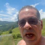 Leandro Hassum Instagram – A rainha 🦁 tava deitada. Resolvi usar o vinho.