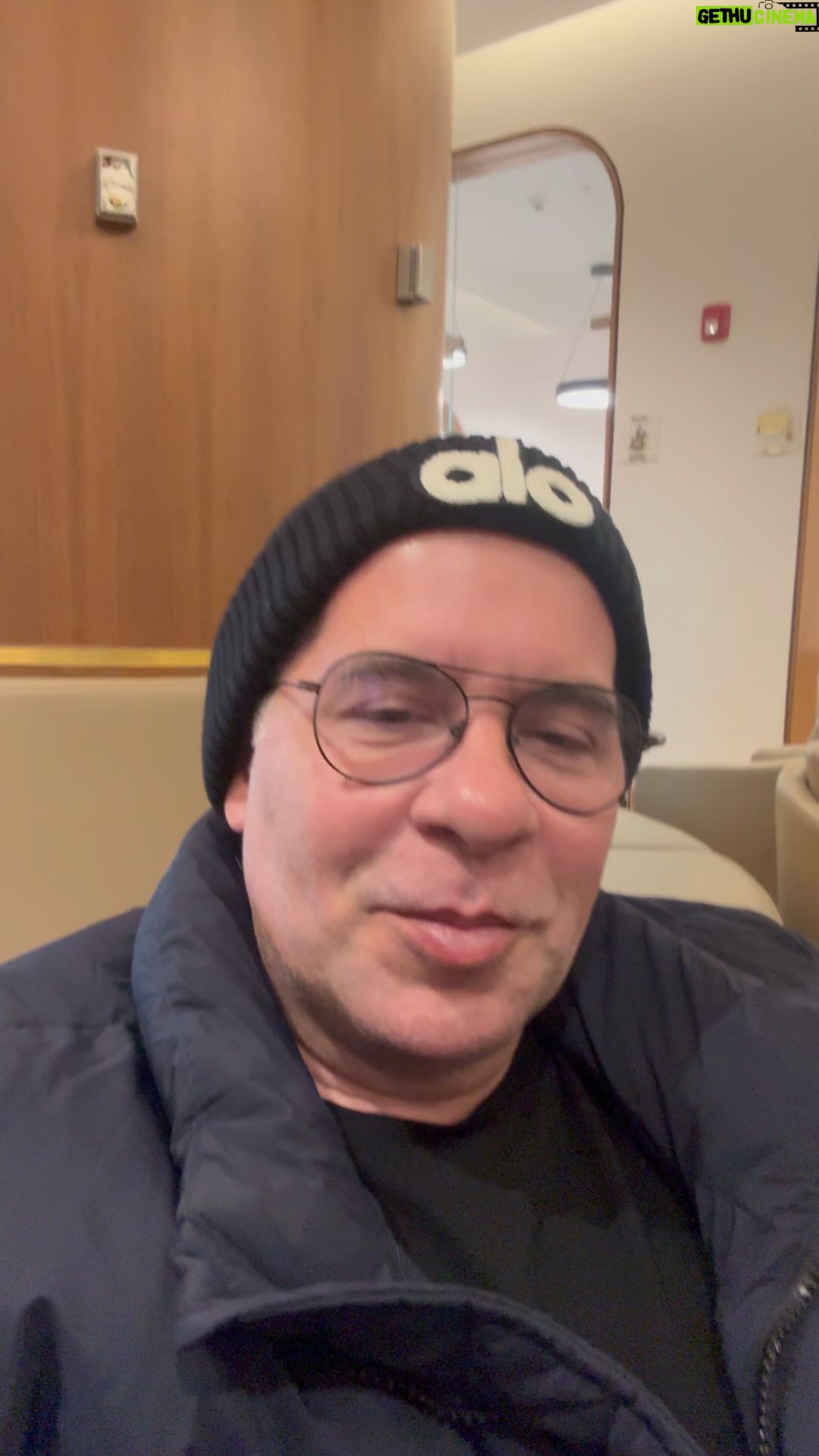 Leandro Hassum Instagram - Férias começando com essa empolgação. @kakahassum é uma alegria só pela manhã. Ótima pessoa para bater papo no aeroporto. Ehhhhh alegria teu nome é Karina.