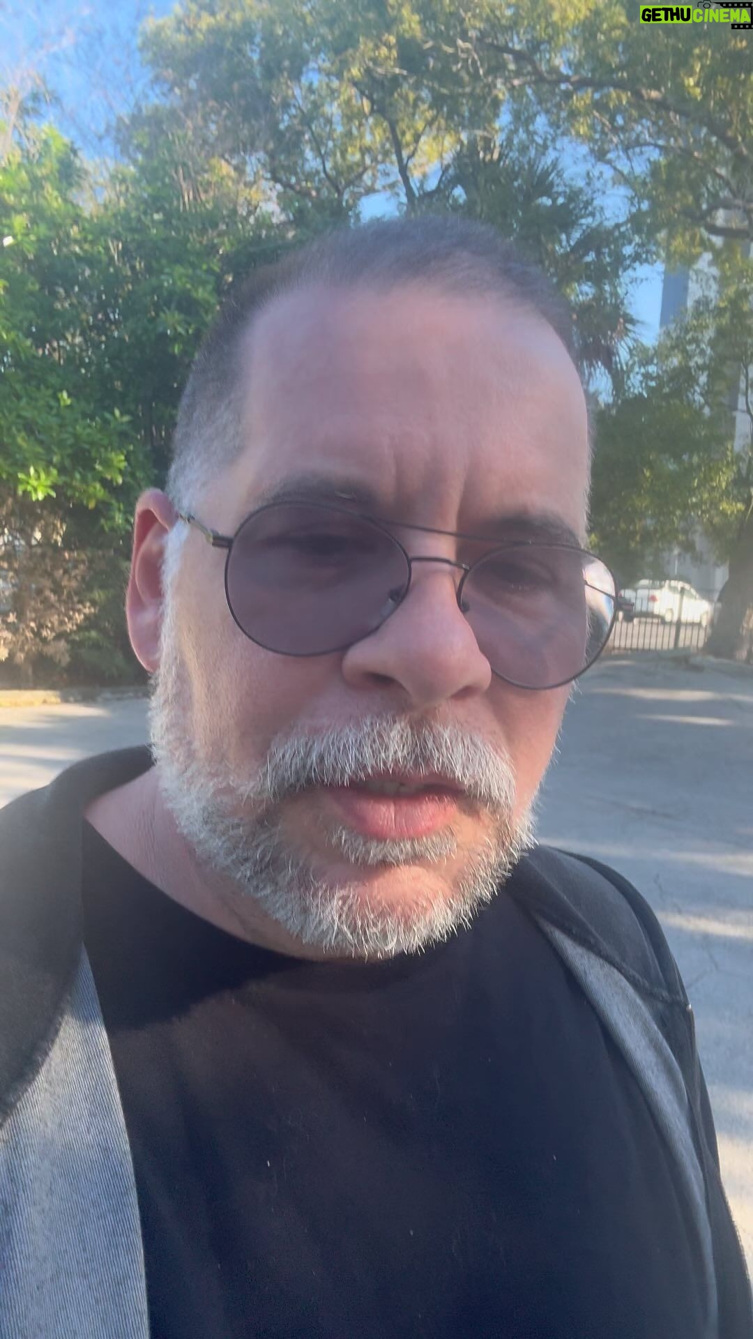 Leandro Hassum Instagram - Eu realmente não sei porquê gravei isso. Mas… quando(agora menos doidão) fui ver achei tão ridículo que resolvi postar. Precisava dividir essa vergonha. Rsrsrsrsrs Eu ri. Putz acho que ainda não passou a onda 😂😂😂😂😂