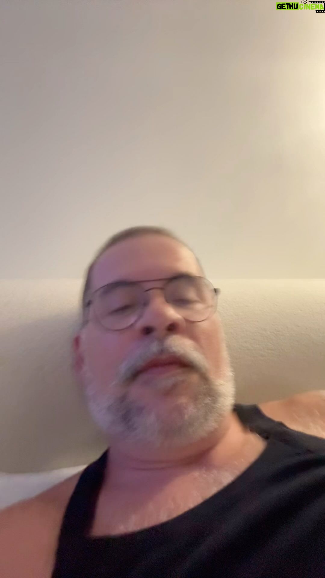 Leandro Hassum Instagram - Eu digo um texto que li. Más assumo, preciso aprender e me desculpo pelas vezes que deixei acontecer. Sei q já agi dessa forma. Perdão aos que afetei por me deixar levar pela vaidade e ao mesmo tempo fragilidade. 🙏🏻Não me envergonho de pedir perdão. Bom carnaval.