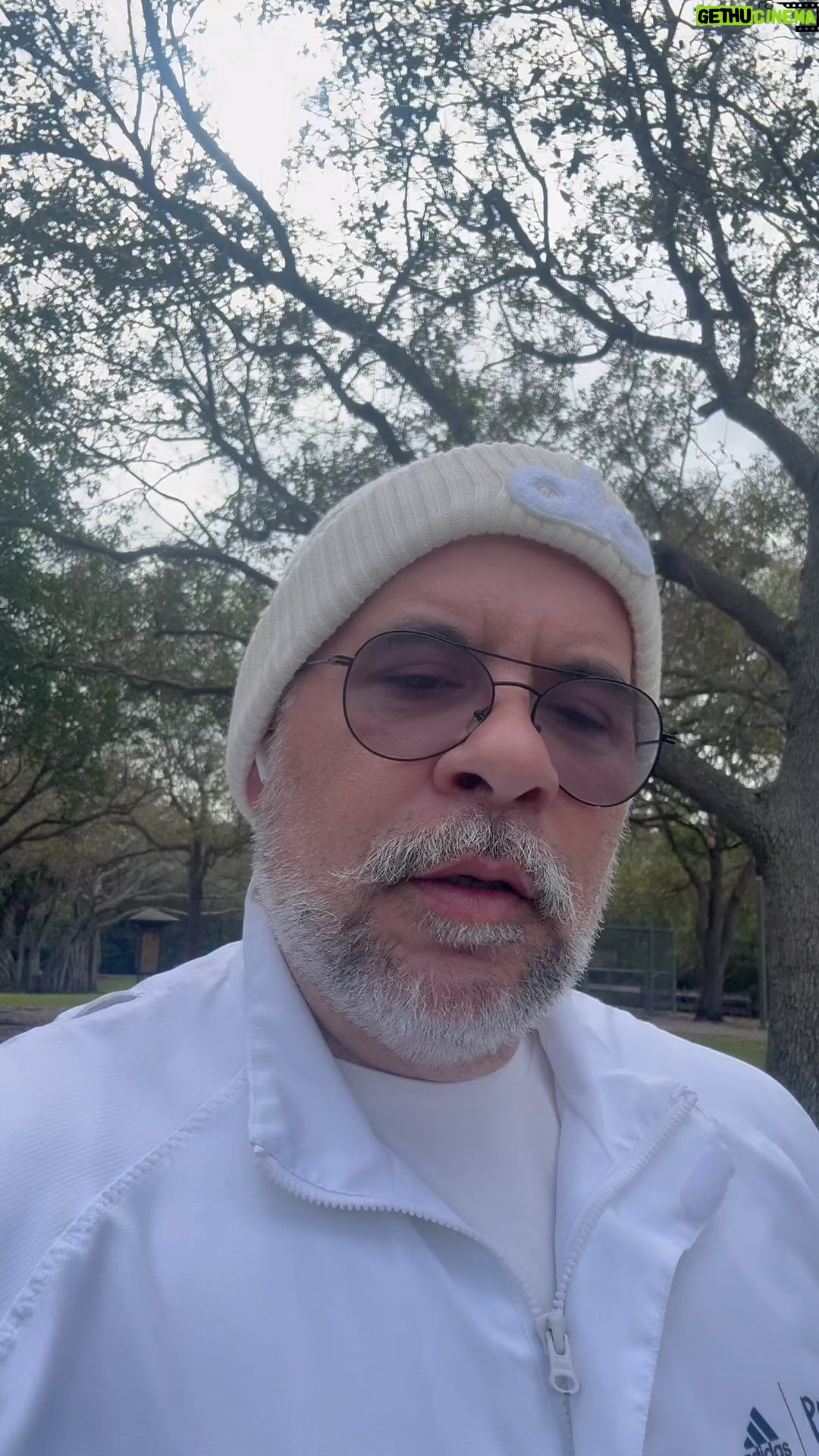 Leandro Hassum Instagram - Eu calço 49 e a lenda procede posso provar. Veja o vídeo e entenda. E divirtam-se nessa festa inventada por mim. Essa é uma outra história. O nome carnaval… eu criei. Depois explico.