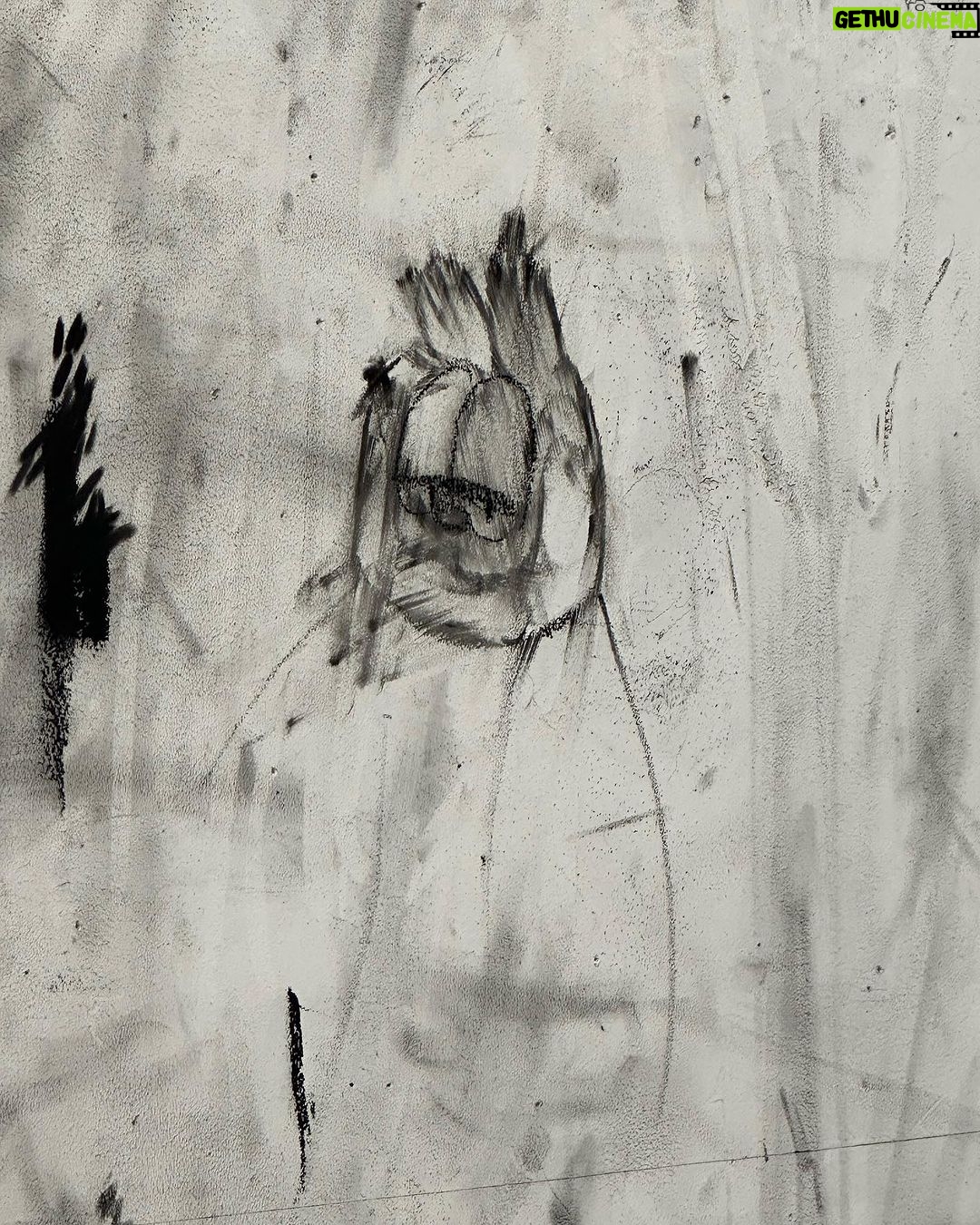 Lee Chae-rin Instagram - 백조의 날개 🪽#robertlongo