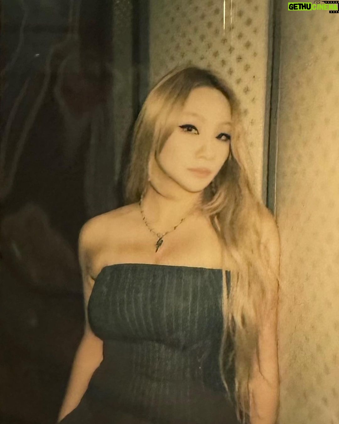 Lee Chae-rin Instagram - 백조의 날개 🪽#robertlongo