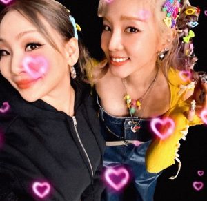 CL Instagram - 베언 달옹🍊
언니의 첫 앨범 탄생을 진심으로 축하해요.
이제는 자기 자신을 선택하고, 언니만의 산다라 파크를 하나하나 만들어 나가고 꾸며나가는 모습이..2004년인가..5년인가.. 
언니를 처음 만난 채린이로서 그리고 2ne1의 리더로서 자랑스러워요.
수없이 여러 번 반복하고 경험한 일들이 지금 또 새롭게 느껴지겠지만 이 순간을 온전히 느끼고 즐기길 바라요.
사랑해요! 
베동 채린 🍒