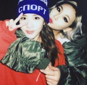 CL Instagram - 베언 달옹🍊
언니의 첫 앨범 탄생을 진심으로 축하해요.
이제는 자기 자신을 선택하고, 언니만의 산다라 파크를 하나하나 만들어 나가고 꾸며나가는 모습이..2004년인가..5년인가.. 
언니를 처음 만난 채린이로서 그리고 2ne1의 리더로서 자랑스러워요.
수없이 여러 번 반복하고 경험한 일들이 지금 또 새롭게 느껴지겠지만 이 순간을 온전히 느끼고 즐기길 바라요.
사랑해요! 
베동 채린 🍒