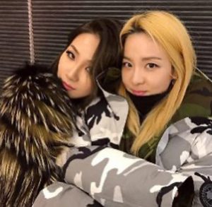 CL Instagram - 베언 달옹🍊
언니의 첫 앨범 탄생을 진심으로 축하해요.
이제는 자기 자신을 선택하고, 언니만의 산다라 파크를 하나하나 만들어 나가고 꾸며나가는 모습이..2004년인가..5년인가.. 
언니를 처음 만난 채린이로서 그리고 2ne1의 리더로서 자랑스러워요.
수없이 여러 번 반복하고 경험한 일들이 지금 또 새롭게 느껴지겠지만 이 순간을 온전히 느끼고 즐기길 바라요.
사랑해요! 
베동 채린 🍒